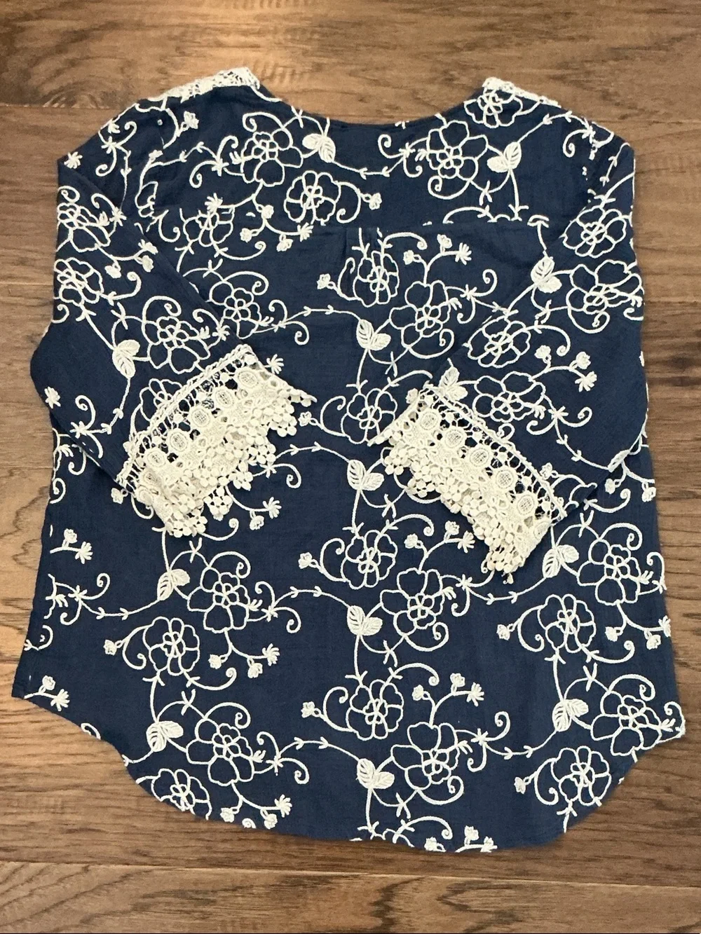 Lauren Michelle Navy Floral 3/4 length sleeve Blouse M with Cream Crochet Trim
